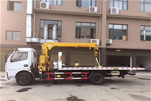 淮海中路附近汽车轮胎更换